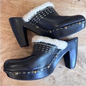 Nine west Y2K sherpa leather trimmed studded clogs size 9 black
